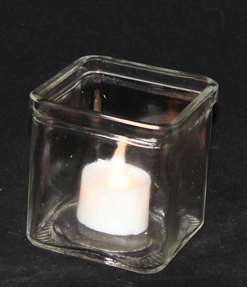 Square clear class 7.5cm cube candle holder.JPG
